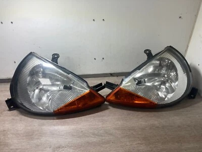 Par de faros delanteros Ford Ka 2003 del lado del conductor y del pasajero Foto 1 de 4