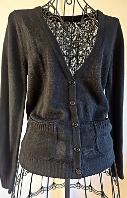 Cárdigan suéter Fulltilt para mujer negro con encaje trasero talla mediana botones y bolsillos delanteros Foto 1 de 4