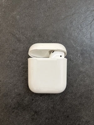 Apple AirPods 2. Generation Ladecase A1602  – Original als Ersatz - Bild 1 von 3