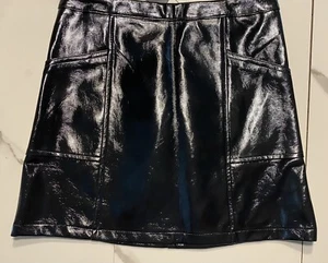 Girls black shiny skirt size Large 10/12, new with tags - Picture 1 of 3