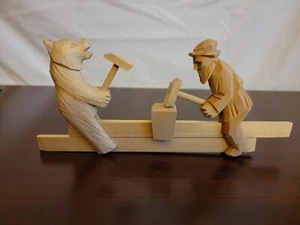 Vintage Bogorodskoye geschnitztes Holzspielzeug - Mann + Bär hämmert Schmied - Bild 1 von 7