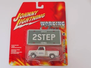 JOHNNY LIGHTNING 1/64 CAMION E SUV FUNZIONANTI #25 1964 SHEVY STEPSIDE PICKUP - Foto 1 di 2