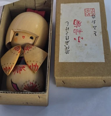 Muñeca antigua vintage con arco rojo Kokeshi niña con caja original Foto 1 de 4
