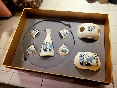 Juego de sake Sipping Angel con calentador y bandeja - blanco con detalle azul en caja de regalo roja Foto 1 de 2