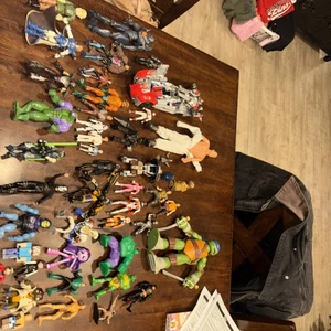 46 zufällige Actionfiguren Marvel Tmnt X-Men Star Wars Legos Power Rangers - Bild 1 von 14