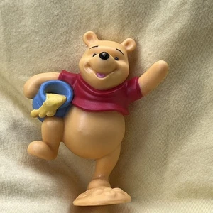"Figura amarilla de 3"" de Winnie the Pooh con tarro de miel de Disney" - Imagen 1 de 4