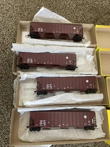 HO Lot of 4 Roundhouse 54’ FMC 3-Bay Covered Hoppers BNSF diff#s - Picture 1 of 4