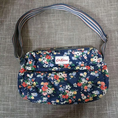 Bolso de Hombro Cath Kidston Azul Flor Acolchado Usado Foto 1 de 4