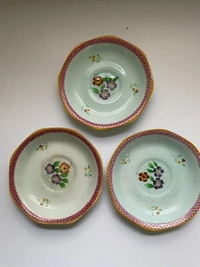 Vintage Calyx Ware, 3 große Untertassen, hellgrün mit Blumenmuster, importiert. - Bild 1 von 2