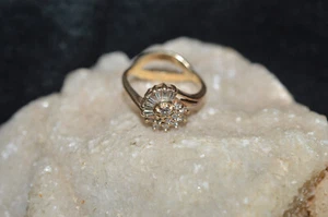 Anillo con racimo de diamantes brillantes redondos de oro amarillo de 14K (talla 7,5) PESO 4,89 gramos - Imagen 1 de 12