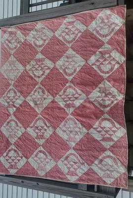 BEAUTIFUL ANTIQUE QUILT WONDERFUL PATTERN; COLOR AND DETAIL AAFA NR - Image 1 of 4