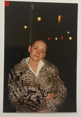 NICOLA STAPLETON ( Bad Girls ) Genuine Handsigned Photograph 6 x 4 - Image 1 of 3