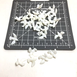Mini Tauben Tauben weiß Vögel Kunststoff 24 Stück Basteln Blumendeko Hochzeit NOS - Bild 1 von 5