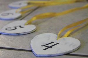 Herz-Nummern als Anhänger, Vintage / Shabby, Hochzeit-Tischnummer, 7 Stk. - Bild 1 von 12