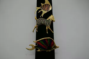 Lote de cuatro broches prendedores esmaltados de peces y caballos 3 diferentes tono dorado bisutería - Imagen 1 de 2