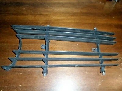 84 Mercedes-Benz 380SL R107 1984 - Inserto de parrilla lado izquierdo del conductor Foto 1 de 4