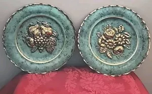 2 platos colgantes de latón en relieve turquesa real decoración de pared fruta floral ITALIA - Imagen 1 de 10