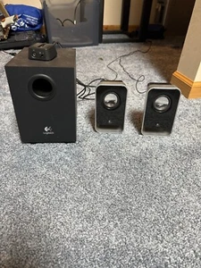 Altavoces multimedia para computadora Logitech LS21 con subwoofer y control remoto por cable - Imagen 1 de 1