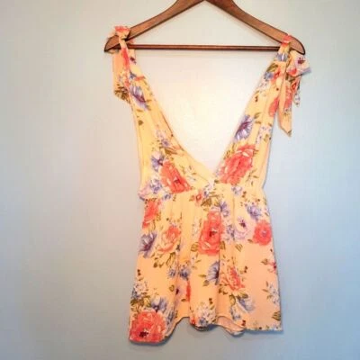 Blusa sin mangas Forever 21 Babydoll con cuello en V y corbata floral para mujer talla pequeña Foto 1 de 4