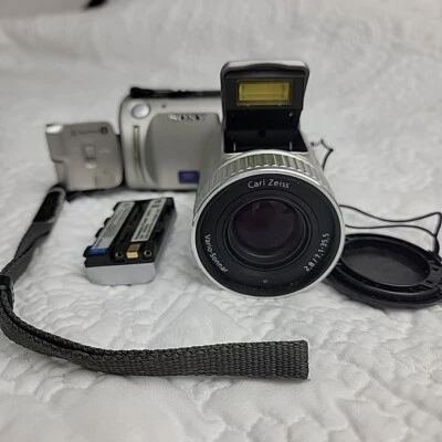 Sony Cyber-Shot DSC-F505 2.1 Mega Pixel Digital Camera - FOR PARTS OR REPAIR - Image 1 of 4