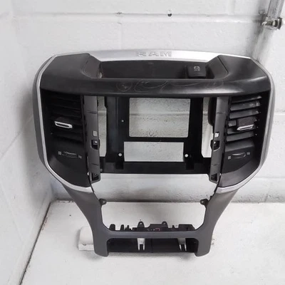 2021 DODGE RAM3500 painel central moldura de controle de temperatura rádio preta 5YU423XLAF  - Imagem 1 de 4