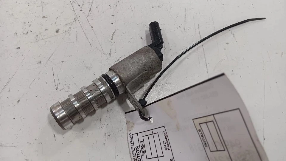 Válvula de control de aceite de engranaje de distribución variable Buick Encore culata de solenoide 2016 Foto 1 de 4
