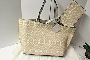 Borsa a tracolla grande reversibile Echo New York marrone chiaro e bianca nuova con etichette in pelle vegana $118 - Foto 1 di 7