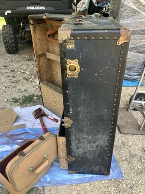 1800's VINTAGE STEAMER SUITCASE - Image 1 of 4