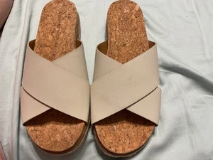 ADRIENNE VITTADINI SLIP-ON CREAM SANDALS SZ-8M-NWOB - Picture 1 of 6