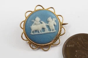 ANTIGUO BROCHE CAMAFEO INGLÉS ORO 9K WEDGWOOD AZUL JASPE QUERUBINES c1910 - Imagen 1 de 5