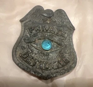 Vintage Spielzeug Privatauge Detektiv Abzeichen schwerer Metallguss Pin LESEN - Bild 1 von 6