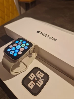 Apple Watch SE (2a generazione) 40mm Cassa in Alluminio con Sport Loop -... - Immagine 1 di 4