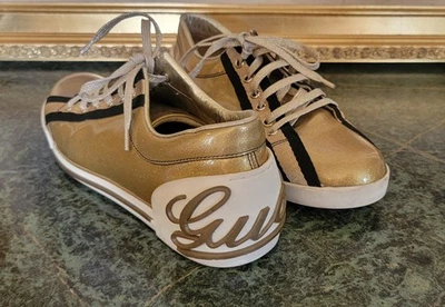 Zapatilla deportiva GUCCI para mujer metálica dorada charol negra con logotipo de escritura 39 39,5 C Foto 1 de 4