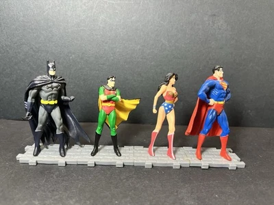 Figuras entrelazadas de la Liga de la Justicia DC - Superman Robin Batman Wonder Woman Foto 1 de 4