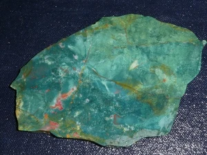 Bloodstone-Jaspis Platte - 4 7/8" x 3 1/2" grob für Cabbing-Display - Bild 1 von 3