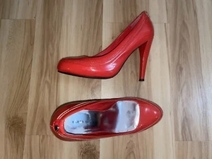 KAREN MILLEN Coral Red Patent Leather Pumps High Heels Sz 8US 39EU - Picture 1 of 5