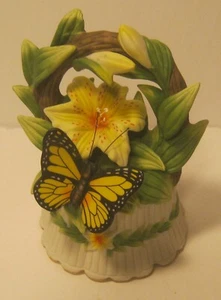 Ceramic Music Box MONARCH Butterfly on Lily Flower 1996 Seymour Mann EXCELLENT!! - Imagen 1 de 3