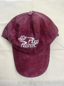 Neu Disney's Toy Story Pizza Planet Snapback Cap, Basehall Mütze in weinrot - Bild 1 von 3