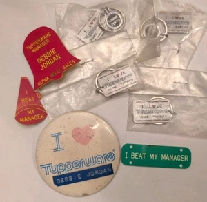 VINTAGE TUPPERWARE Partys Posten Pins/Schlüsselanhänger: Ich schlage meinen Manager + mehr - Bild 1 von 8