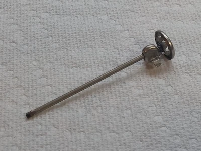 ДОВОЕННЫЙ ВАГОН-ХОППЕР LIONEL LINE TRAIN 653 1 — ТОРМОЗНОЙ ШТОК И КОЛЕСО - Изображение 1 из 4