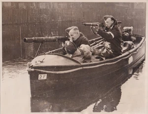 1940 Press Photo WWII Armed Scottish Home Guard use Patrol Boat with Lewis Gun - Picture 1 of 2