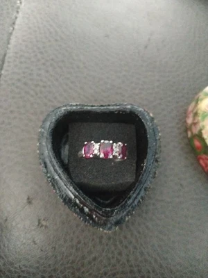 Anillo de 3 piedras de rubí y diamantes en hermosa caja en forma de corazón Foto 1 de 4