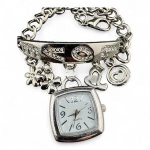 Lindo Reloj Pulsera Cuarzo Tono Plata Colgante Dije Estrás “Love”-Nuevo Batt - Imagen 1 de 4