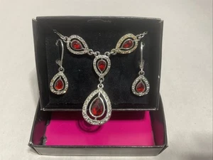 Silberfarbene und künstliche rubinrote Halskette und Ohrringe von Avon - neu in Box - Bild 1 von 6