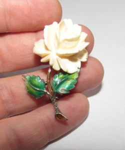 Broche prendedor antiguo de metal plateado marcado verde con rosa blanca tallada - Imagen 1 de 5