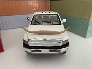 (Set 2X) 3D-gedruckte Add-On Bull Hörner für Fahrzeuge im Maßstab 1:18 4" breit - Bild 1 von 5