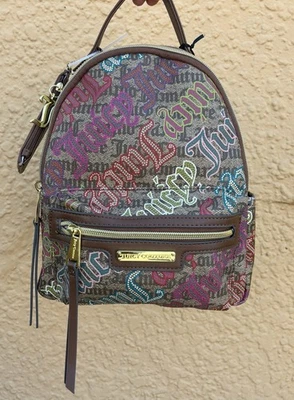 MINI MOCHILA NUEVA CON ETIQUETAS JUICY COUTURE MARRÓN CASTAÑO LOGOTIPO ROSIE PRECIO DE VENTA SUGERIDO POR EL FABRICANTE $99 Foto 1 de 4