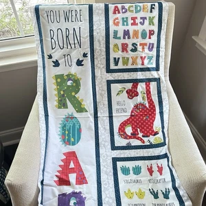 Dinosaurier Born To Roar Panel Alphabet Henry Glas 100% Baumwollstoff - Bild 1 von 9