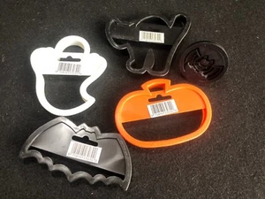 Nuevo Wilton Halloween 5 Piezas Cortador de Galletas Set de Sellos Murciélago Fantasma Calabaza Gato 3 - Imagen 1 de 9
