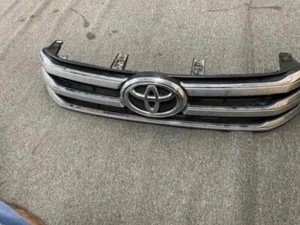 TOYOTA HILUX GGN125R SR5 (4x4) DUAL CAB UTILITY 6 SP AUTOMATIC 2015 - GRILLE - Picture 1 of 1
